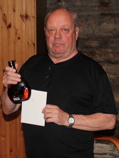 Lauluraito muisti  "lasisella laulukirjalla" kunnan kulttuuripalkinnon saanutta Rekkeä.