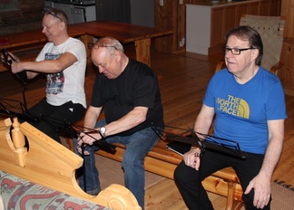 Bassot Eki, Rekke ja Tappi valmistautuu harjoituksiin.